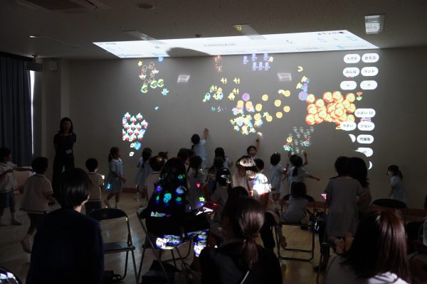 付属幼稚園対象の親子プロジェクションマッピング体験会を開催しました。
